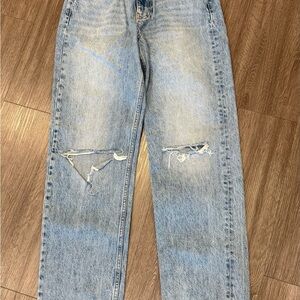 Gina Tricot Swedish brand Jeans
Holes in knees, relaxed fit, straight legged
